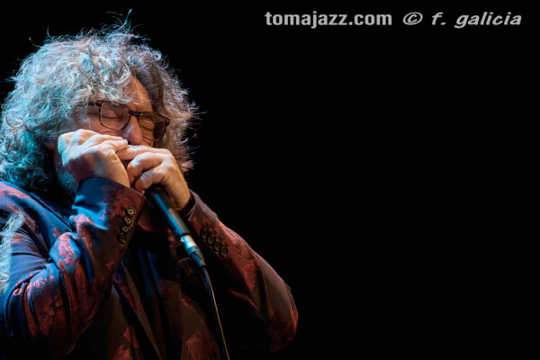 Antonio Serrano & Kaele Jiménez “Jazz caló” (Centro Cultural Manuel Benito Moliner. 2026-05-07) Por Fabio Galicia [Flamencuras AKA INSTANTZZ AKA Galería fotográfica AKA Fotoblog de jazz, impro… y algo más] - Tomajazz - Antonio Serrano & Kaele Jiménez “Jazz caló” actuaron en el Centro Cultural Manuel Benito Moliner de Huesca, el 7 de mayo de 2026. Fabio Galicia lo retrata en las Flamencuras AKA INSTANTZZ