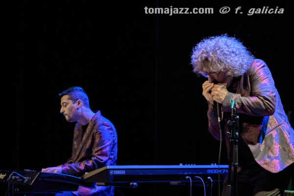Antonio Serrano & Kaele Jiménez “Jazz caló” (Centro Cultural Manuel Benito Moliner. 2026-05-07) Por Fabio Galicia [Flamencuras AKA INSTANTZZ AKA Galería fotográfica AKA Fotoblog de jazz, impro… y algo más] - Tomajazz - Antonio Serrano & Kaele Jiménez “Jazz caló” actuaron en el Centro Cultural Manuel Benito Moliner de Huesca, el 7 de mayo de 2026. Fabio Galicia lo retrata en las Flamencuras de INSTANTZZ