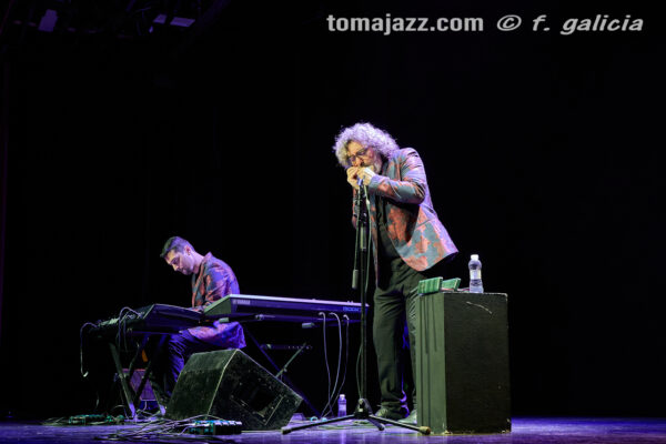 Antonio Serrano & Kaele Jiménez “Jazz caló” (Centro Cultural Manuel Benito Moliner. 2026-05-07) Por Fabio Galicia [Flamencuras AKA INSTANTZZ AKA Galería fotográfica AKA Fotoblog de jazz, impro… y algo más] - Tomajazz - Antonio Serrano & Kaele Jiménez “Jazz caló” actuaron en el Centro Cultural Manuel Benito Moliner de Huesca, el 7 de mayo de 2026. Fabio Galicia lo retrata en las Flamencuras de INSTANTZZ
