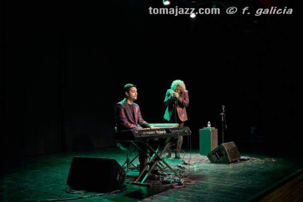 Antonio Serrano & Kaele Jiménez “Jazz caló” (Centro Cultural Manuel Benito Moliner. 2026-05-07) Por Fabio Galicia [Flamencuras AKA INSTANTZZ AKA Galería fotográfica AKA Fotoblog de jazz, impro… y algo más] - Tomajazz - Antonio Serrano & Kaele Jiménez “Jazz caló” actuaron en el Centro Cultural Manuel Benito Moliner de Huesca, el 7 de mayo de 2026. Fabio Galicia lo retrata en las Flamencuras de INSTANTZZ