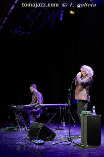 Antonio Serrano & Kaele Jiménez “Jazz caló” (Centro Cultural Manuel Benito Moliner. 2026-05-07) Por Fabio Galicia [Flamencuras AKA INSTANTZZ AKA Galería fotográfica AKA Fotoblog de jazz, impro… y algo más] - Tomajazz - Antonio Serrano & Kaele Jiménez “Jazz caló” actuaron en el Centro Cultural Manuel Benito Moliner de Huesca, el 7 de mayo de 2026. Fabio Galicia lo retrata en las Flamencuras de INSTANTZZ