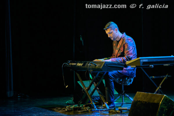 Antonio Serrano & Kaele Jiménez “Jazz caló” (Centro Cultural Manuel Benito Moliner. 2026-05-07) Por Fabio Galicia [Flamencuras AKA INSTANTZZ AKA Galería fotográfica AKA Fotoblog de jazz, impro… y algo más] - Tomajazz - Antonio Serrano & Kaele Jiménez “Jazz caló” actuaron en el Centro Cultural Manuel Benito Moliner de Huesca, el 7 de mayo de 2026. Fabio Galicia lo retrata en las Flamencuras de INSTANTZZ