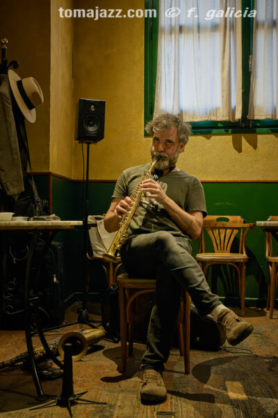 Cirera & Matthews "How the rabbit got away" (Juan Sebastián Bar, Huesca. 2026-05-21) Por Fabio Galicia [INSTANTZZ AKA Galería fotográfica AKA Fotoblog de jazz, impro… y algo más] - Tomajazz - Albert Cirera & Wade Matthews "How the rabbit got away" actuaron en el Juanse de Huesca, el 21 de mayo de 2026. (Juan Sebastián Bar, Huesca. 2026-05-21) Por Fabio Galicia [INSTANTZZ AKA Galería fotográfica AKA Fotoblog