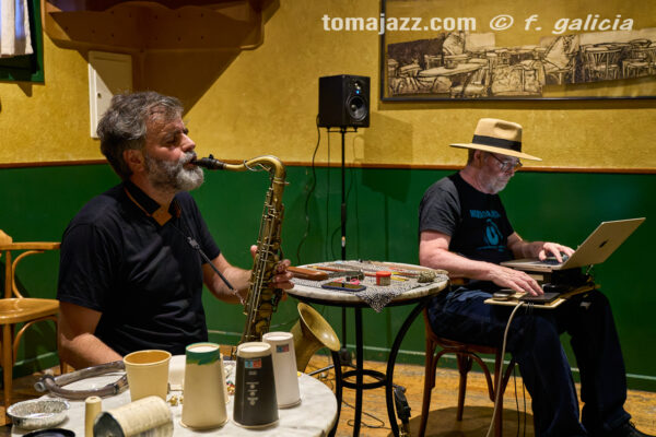 Cirera & Matthews "How the rabbit got away" (Juan Sebastián Bar, Huesca. 2026-05-21) Por Fabio Galicia [INSTANTZZ AKA Galería fotográfica AKA Fotoblog de jazz, impro… y algo más] - Tomajazz - Albert Cirera & Wade Matthews "How the rabbit got away" actuaron en el Juanse de Huesca, el 21 de mayo de 2026. (Juan Sebastián Bar, Huesca. 2026-05-21) Por Fabio Galicia [INSTANTZZ AKA Galería fotográfica AKA Fotoblog