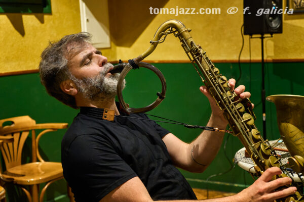 Cirera & Matthews "How the rabbit got away" (Juan Sebastián Bar, Huesca. 2026-05-21) Por Fabio Galicia [INSTANTZZ AKA Galería fotográfica AKA Fotoblog de jazz, impro… y algo más] - Tomajazz - Albert Cirera & Wade Matthews "How the rabbit got away" actuaron en el Juanse de Huesca, el 21 de mayo de 2026. (Juan Sebastián Bar, Huesca. 2026-05-21) Por Fabio Galicia [INSTANTZZ AKA Galería fotográfica AKA Fotoblog