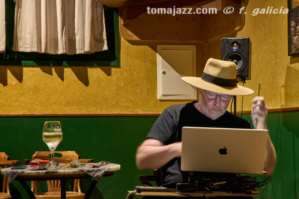 Cirera & Matthews "How the rabbit got away" (Juan Sebastián Bar, Huesca. 2026-05-21) Por Fabio Galicia [INSTANTZZ AKA Galería fotográfica AKA Fotoblog de jazz, impro… y algo más] - Tomajazz - Albert Cirera & Wade Matthews "How the rabbit got away" actuaron en el Juanse de Huesca, el 21 de mayo de 2026. (Juan Sebastián Bar, Huesca. 2026-05-21) Por Fabio Galicia [INSTANTZZ AKA Galería fotográfica AKA Fotoblog