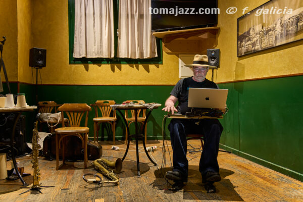 Cirera & Matthews "How the rabbit got away" (Juan Sebastián Bar, Huesca. 2026-05-21) Por Fabio Galicia [INSTANTZZ AKA Galería fotográfica AKA Fotoblog de jazz, impro… y algo más] - Tomajazz - Albert Cirera & Wade Matthews "How the rabbit got away" actuaron en el Juanse de Huesca, el 21 de mayo de 2026. Fabio Galicia lo retrata en INSTANTZZ