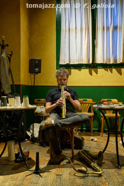 Cirera & Matthews "How the rabbit got away" (Juan Sebastián Bar, Huesca. 2026-05-21) Por Fabio Galicia [INSTANTZZ AKA Galería fotográfica AKA Fotoblog de jazz, impro… y algo más] - Tomajazz - Albert Cirera & Wade Matthews "How the rabbit got away" actuaron en el Juanse de Huesca, el 21 de mayo de 2026. Fabio Galicia lo retrata en INSTANTZZ