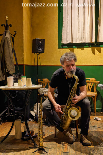 Cirera & Matthews "How the rabbit got away" (Juan Sebastián Bar, Huesca. 2026-05-21) Por Fabio Galicia [INSTANTZZ AKA Galería fotográfica AKA Fotoblog de jazz, impro… y algo más] - Tomajazz - Albert Cirera & Wade Matthews "How the rabbit got away" actuaron en el Juanse de Huesca, el 21 de mayo de 2026. (Juan Sebastián Bar, Huesca. 2026-05-21) Por Fabio Galicia [INSTANTZZ AKA Galería fotográfica AKA Fotoblog