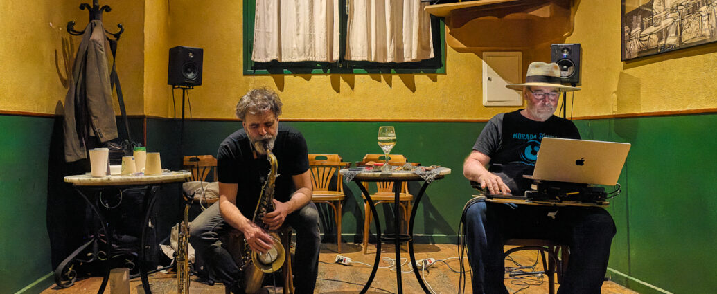 Cirera & Matthews "How the rabbit got away" (Juan Sebastián Bar, Huesca. 2026-05-21) Por Fabio Galicia [INSTANTZZ AKA Galería fotográfica AKA Fotoblog de jazz, impro… y algo más] - Tomajazz - Albert Cirera & Wade Matthews "How the rabbit got away" actuaron en el Juanse de Huesca, el 21 de mayo de 2026. Fabio Galicia lo retrata en INSTANTZZ