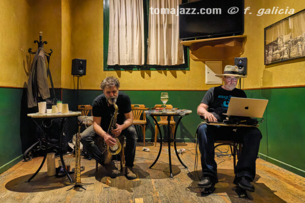 Cirera & Matthews "How the rabbit got away" (Juan Sebastián Bar, Huesca. 2026-05-21) Por Fabio Galicia [INSTANTZZ AKA Galería fotográfica AKA Fotoblog de jazz, impro… y algo más] - Tomajazz - Albert Cirera & Wade Matthews "How the rabbit got away" actuaron en el Juanse de Huesca, el 21 de mayo de 2026. Fabio Galicia lo retrata en INSTANTZZ