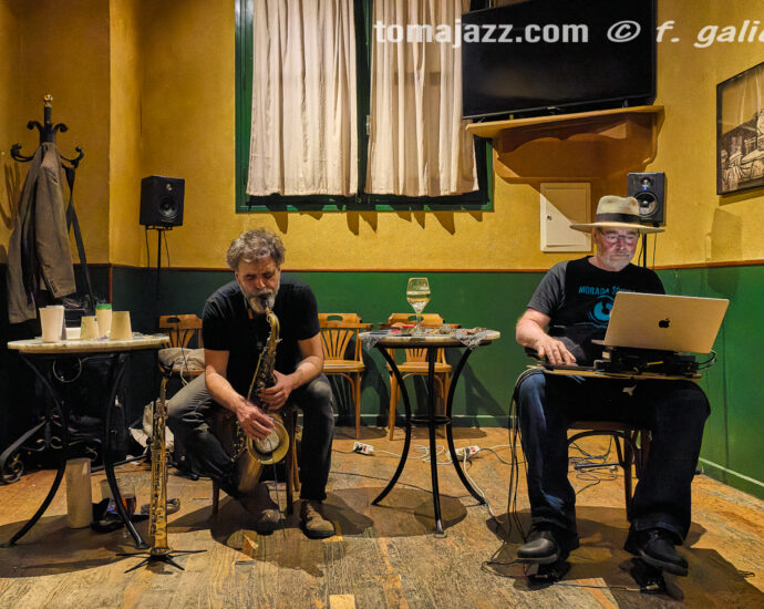 Cirera & Matthews "How the rabbit got away" (Juan Sebastián Bar, Huesca. 2026-05-21) Por Fabio Galicia [INSTANTZZ AKA Galería fotográfica AKA Fotoblog de jazz, impro… y algo más] - Tomajazz - Albert Cirera & Wade Matthews "How the rabbit got away" actuaron en el Juanse de Huesca, el 21 de mayo de 2026. Fabio Galicia lo retrata en INSTANTZZ