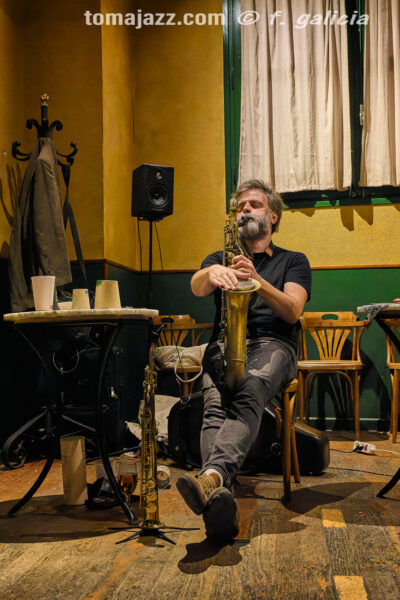 Cirera & Matthews "How the rabbit got away" (Juan Sebastián Bar, Huesca. 2026-05-21) Por Fabio Galicia [INSTANTZZ AKA Galería fotográfica AKA Fotoblog de jazz, impro… y algo más] - Tomajazz - Albert Cirera & Wade Matthews "How the rabbit got away" actuaron en el Juanse de Huesca, el 21 de mayo de 2026. Fabio Galicia lo retrata en INSTANTZZ