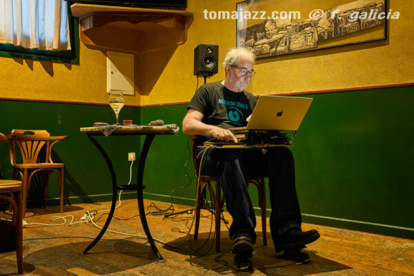 Cirera & Matthews "How the rabbit got away" (Juan Sebastián Bar, Huesca. 2026-05-21) Por Fabio Galicia [INSTANTZZ AKA Galería fotográfica AKA Fotoblog de jazz, impro… y algo más] - Tomajazz - Albert Cirera & Wade Matthews "How the rabbit got away" actuaron en el Juanse de Huesca, el 21 de mayo de 2026. (Juan Sebastián Bar, Huesca. 2026-05-21) Por Fabio Galicia [INSTANTZZ AKA Galería fotográfica AKA Fotoblog