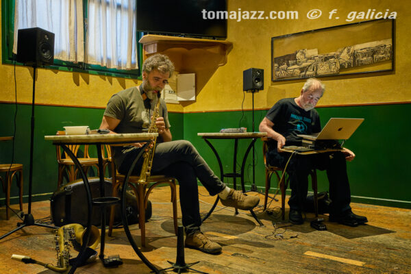 Cirera & Matthews "How the rabbit got away" (Juan Sebastián Bar, Huesca. 2026-05-21) Por Fabio Galicia [INSTANTZZ AKA Galería fotográfica AKA Fotoblog de jazz, impro… y algo más] - Tomajazz - Albert Cirera & Wade Matthews "How the rabbit got away" actuaron en el Juanse de Huesca, el 21 de mayo de 2026. Fabio Galicia lo retrata en INSTANTZZ