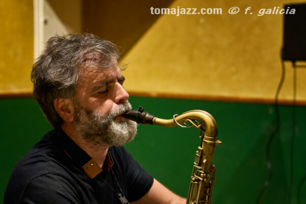 Cirera & Matthews "How the rabbit got away" (Juan Sebastián Bar, Huesca. 2026-05-21) Por Fabio Galicia [INSTANTZZ AKA Galería fotográfica AKA Fotoblog de jazz, impro… y algo más] - Tomajazz - Albert Cirera & Wade Matthews "How the rabbit got away" actuaron en el Juanse de Huesca, el 21 de mayo de 2026. (Juan Sebastián Bar, Huesca. 2026-05-21) Por Fabio Galicia [INSTANTZZ AKA Galería fotográfica AKA Fotoblog