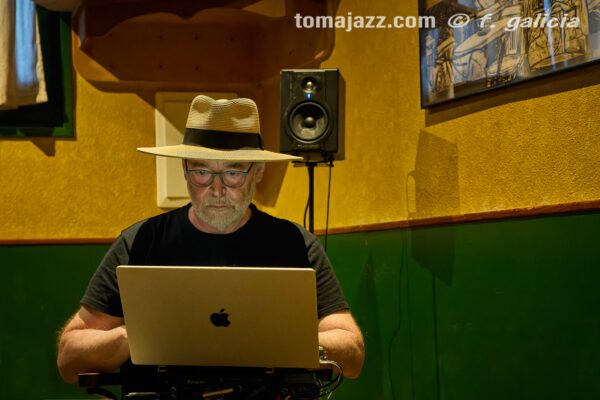 Cirera & Matthews "How the rabbit got away" (Juan Sebastián Bar, Huesca. 2026-05-21) Por Fabio Galicia [INSTANTZZ AKA Galería fotográfica AKA Fotoblog de jazz, impro… y algo más] - Tomajazz - Albert Cirera & Wade Matthews "How the rabbit got away" actuaron en el Juanse de Huesca, el 21 de mayo de 2026. (Juan Sebastián Bar, Huesca. 2026-05-21) Por Fabio Galicia [INSTANTZZ AKA Galería fotográfica AKA Fotoblog