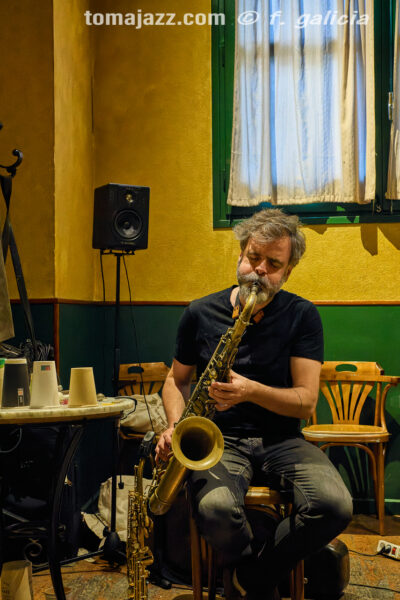 Cirera & Matthews "How the rabbit got away" (Juan Sebastián Bar, Huesca. 2026-05-21) Por Fabio Galicia [INSTANTZZ AKA Galería fotográfica AKA Fotoblog de jazz, impro… y algo más] - Tomajazz - Albert Cirera & Wade Matthews "How the rabbit got away" actuaron en el Juanse de Huesca, el 21 de mayo de 2026. (Juan Sebastián Bar, Huesca. 2026-05-21) Por Fabio Galicia [INSTANTZZ AKA Galería fotográfica AKA Fotoblog