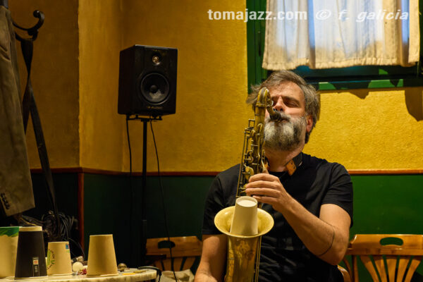 Cirera & Matthews "How the rabbit got away" (Juan Sebastián Bar, Huesca. 2026-05-21) Por Fabio Galicia [INSTANTZZ AKA Galería fotográfica AKA Fotoblog de jazz, impro… y algo más] - Tomajazz - Albert Cirera & Wade Matthews "How the rabbit got away" actuaron en el Juanse de Huesca, el 21 de mayo de 2026. (Juan Sebastián Bar, Huesca. 2026-05-21) Por Fabio Galicia [INSTANTZZ AKA Galería fotográfica AKA Fotoblog