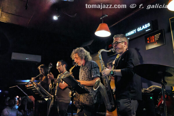 Vania Cuenca Jazz Group (Jimmy Glass Jazz Bar, Valencia. 2026-05-15) Por Fabio Galicia [INSTANTZZ AKA Galería fotográfica AKA Fotoblog de jazz, impro… y algo más] - Tomajazz - Vania Cuenca Jazz Group actuó en Jimmy Glass Jazz Bar de Valencia, el 15 de mayo de 2025. Fabio Galicia lo retrata en INSTANTZZ. Vania Cuenca Jazz Group son Ramón Cardo, Julián Román Martínez, Marian Escribano, Paco Melero, Juan Gaspar, Vania Cuenca, Chemi Sarrión 