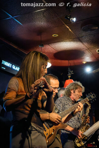 Vania Cuenca Jazz Group (Jimmy Glass Jazz Bar, Valencia. 2026-05-15) Por Fabio Galicia [INSTANTZZ AKA Galería fotográfica AKA Fotoblog de jazz, impro… y algo más] - Tomajazz - Vania Cuenca Jazz Group actuó en Jimmy Glass Jazz Bar de Valencia, el 15 de mayo de 2025. Fabio Galicia lo retrata en INSTANTZZ. Vania Cuenca Jazz Group son Ramón Cardo, Julián Román Martínez, Marian Escribano, Paco Melero, Juan Gaspar, Vania Cuenca, Chemi Sarrión 
