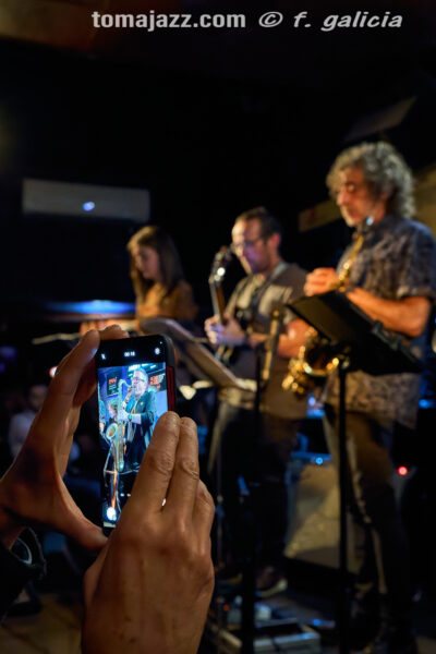 Vania Cuenca Jazz Group (Jimmy Glass Jazz Bar, Valencia. 2026-05-15) Por Fabio Galicia [INSTANTZZ AKA Galería fotográfica AKA Fotoblog de jazz, impro… y algo más] - Tomajazz - Vania Cuenca Jazz Group actuó en Jimmy Glass Jazz Bar de Valencia, el 15 de mayo de 2025. Fabio Galicia lo retrata en INSTANTZZ. Vania Cuenca Jazz Group son Ramón Cardo, Julián Román Martínez, Marian Escribano, Paco Melero, Juan Gaspar, Vania Cuenca, Chemi Sarrión 