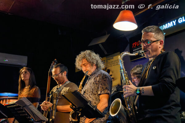 Vania Cuenca Jazz Group (Jimmy Glass Jazz Bar, Valencia. 2026-05-15) Por Fabio Galicia [INSTANTZZ AKA Galería fotográfica AKA Fotoblog de jazz, impro… y algo más] - Tomajazz - Vania Cuenca Jazz Group actuó en Jimmy Glass Jazz Bar de Valencia, el 15 de mayo de 2025. Fabio Galicia lo retrata en INSTANTZZ. Vania Cuenca Jazz Group son Ramón Cardo, Julián Román Martínez, Marian Escribano, Paco Melero, Juan Gaspar, Vania Cuenca, Chemi Sarrión 