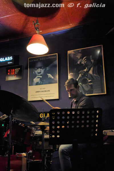 Vania Cuenca Jazz Group (Jimmy Glass Jazz Bar, Valencia. 2026-05-15) Por Fabio Galicia [INSTANTZZ AKA Galería fotográfica AKA Fotoblog de jazz, impro… y algo más] - Tomajazz - Vania Cuenca Jazz Group actuó en Jimmy Glass Jazz Bar de Valencia, el 15 de mayo de 2025. Fabio Galicia lo retrata en INSTANTZZ. Vania Cuenca Jazz Group son Ramón Cardo, Julián Román Martínez, Marian Escribano, Paco Melero, Juan Gaspar, Vania Cuenca, Chemi Sarrión 