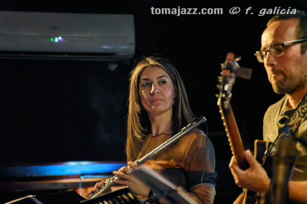 Vania Cuenca Jazz Group (Jimmy Glass Jazz Bar, Valencia. 2026-05-15) Por Fabio Galicia [INSTANTZZ AKA Galería fotográfica AKA Fotoblog de jazz, impro… y algo más] - Tomajazz - Vania Cuenca Jazz Group actuó en Jimmy Glass Jazz Bar de Valencia, el 15 de mayo de 2025. Fabio Galicia lo retrata en INSTANTZZ. Vania Cuenca Jazz Group son Ramón Cardo, Julián Román Martínez, Marian Escribano, Paco Melero, Juan Gaspar, Vania Cuenca, Chemi Sarrión 