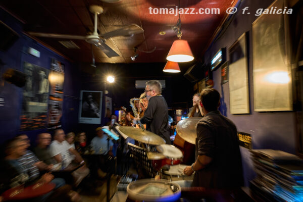 Vania Cuenca Jazz Group (Jimmy Glass Jazz Bar, Valencia. 2026-05-15) Por Fabio Galicia [INSTANTZZ AKA Galería fotográfica AKA Fotoblog de jazz, impro… y algo más] - Tomajazz - Vania Cuenca Jazz Group actuó en Jimmy Glass Jazz Bar de Valencia, el 15 de mayo de 2025. Fabio Galicia lo retrata en INSTANTZZ. Vania Cuenca Jazz Group son Ramón Cardo, Julián Román Martínez, Marian Escribano, Paco Melero, Juan Gaspar, Vania Cuenca, Chemi Sarrión 