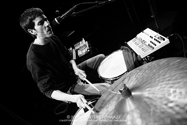 Arnau Obiols “Ocelltambor” (L’Auditori sla 3•Tete Montoliu, 2026-03-20 / Barcelona) Por Joan Cortès [INSTANTZZ AKA Galería fotográfica AKA Fotoblog de jazz, impro… y algo más] - Tomajazz - Arnau Obiols presentó “Ocelltambor” en L’Auditori de Barcelona, el 20 de marzo de 2026. Joan Cortès lo retrata en INSTANTZZ. Arnau Obiols actuó acompañado de Pep "Pepino" Pascual, Alba Careta, Artur Blasco, Santi Careta