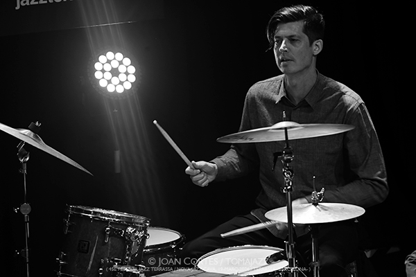 Ches Smith Clone Row (45è Festival Jazz Terrassa / Nova Jazz Cava, 2026-03-19 / Terrassa -Barcelona-) [y II]  Por Joan Cortès [INSTANTZZ AKA Galería fotográfica AKA Fotoblog de jazz, impro… y algo más] - Tomajazz - Ches Smith Clone Row participó en el 45è Festival Jazz Terrassa, el 19 de marzo de 2026. Joan Cortès lo retrata en INSTANTZZ. Ches Smith Clone Row son Ches Smith, Mary Halvorson, Liberty Ellman, Nick Dunston