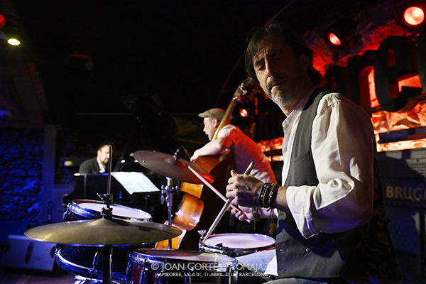 AMiGo Trio (Jamboree, Barcelona. 2026-04-11) Por Joan Cortès [INSTANTZZ AKA Galería fotográfica AKA Fotoblog de jazz, impro… y algo más] - Tomajazz - AMiGo Trio actuó en Jamboree, Barcelona, el 11 de abril de 2026. Joan Cortès lo retrata en INSTANTZZ. AMiGo Trio son Gonzalo del Val, Abe Rábade, Masa Kamaguchi