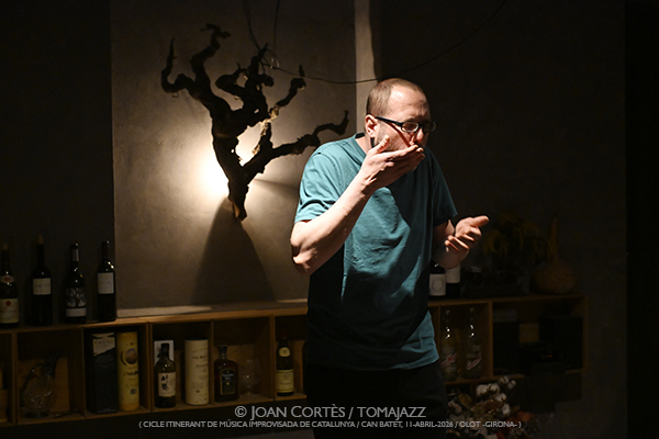 Ibon GR (CIMIC-2026 / Can Batet, 2026-03-14 / Olot -Girona-) [y IV] Por Joan Cortès [INSTANTZZ AKA Galería fotográfica AKA Fotoblog de jazz, impro… y algo más] - Tomajazz - Ibon GR actuó dentro de la programación de CIMIC-2026, en Can Batet, Olot, el día 14 de marzo de 2026. Joan Cortès lo retrata en INSTANTZZ