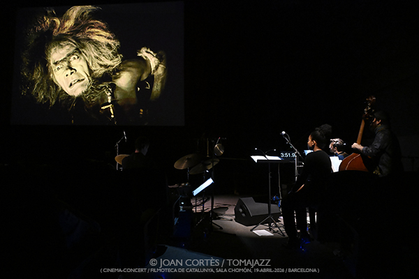 Manel Fortia Frei 4t “Die Nibelungen” (Filmoteca de Catalunya, 2026-04-19 / Barcelona) Por Joan Cortès [INSTANTZZ AKA Galería fotográfica AKA Fotoblog de jazz, impro… y algo más] - Tomajazz - Manel Fortia Frei 4t puso banda sonora a “Die Nibelungen” de Fritz Lang en Filmoteca de Catalunya, el 19 de abril de 2026. Joan Cortès lo retrata en INSTANTZZ. Manel Fortia Frei 4t son Manel Fortià, Anggie Obin, Max Villavecchia, Oriol Roca
