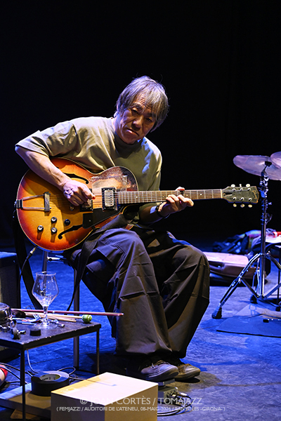 Schulkowsky-Baron-Yoshihide (FEMJazz 2026 / Auditori de l’Ateneu, 2026-05-08 / Banyoles -Girona-) Por Joan Cortès [INSTANTZZ AKA Galería fotográfica AKA Fotoblog de jazz, impro… y algo más] - Tomajazz - El trío Schulkowsky-Baron-Yoshihide actuó en FEMJazz 2026 en el Auditori de l’Ateneu de Banyoles, Girona, el 8 de mayo de 2026. Joan Cortès lo retrata en INSTANTZZ. Schulkowsky-Baron-Yoshihide son Robin Schulkowsky, Joey Baron, Otomo Yoshihide