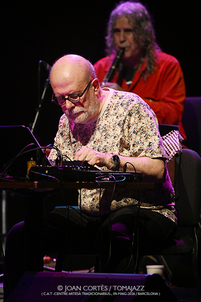 Macromassa 50 aniversari (C.A.T. -Centre Artesà Tradicionarius-, 2026-05-09 / Barcelona) Por Joan Cortès [INSTANTZZ AKA Galería fotográfica AKA Fotoblog de jazz, impro… y algo más] - Tomajazz - Macromassa celebró su 50 aniversario en C.A.T. -Centre Artesà Tradicionarius- de Barcelona, el 9 de mayo de 2026. Joan Cortès lo retrata en INSTANTZZ. Macromassa 50 aniversari fueron Juan Crek, Sergio Cao, bajo, loops y voz Eduard Altaba, contrabajo Pep Pascual, clarinete, clarinete bajo, saxo barítono, serrucho y objetos Pablo Volt, trompeta Carles Esteban, batería Andrés Torres 