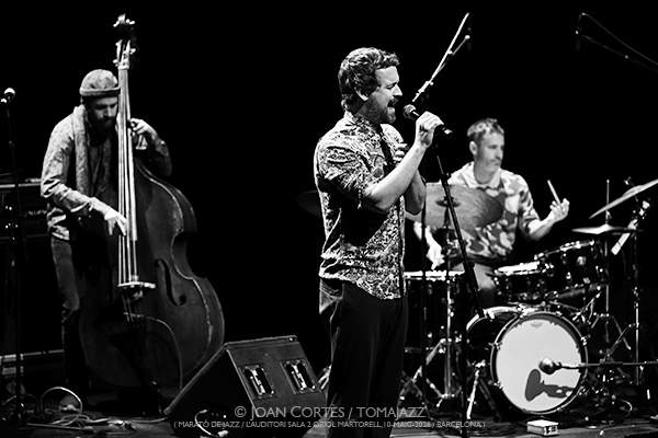 Marató de Jazz: Manel Fortià Libérica / David Viñolas & Sergi Sirvent (L’Auditori S2•OM, 2026-05-10 / Barcelona) [1] Por Joan Cortès [INSTANTZZ AKA Galería fotográfica AKA Fotoblog de jazz, impro… y algo más] - Tomajazz - Marató de Jazz tuvo lugar en L'Auditori de Barcelona el 10 de mayo de 2026. En el primer INSTANTZZ, Joan Cortès retrata a Manel Fortià Libérica / David Viñolas & Sergi Sirvent. Intervinieron Manel Fortià, Alba Careta, Pere Martínez, Max Villavecchia, Oriol Roca, David Viñola, Sergi Sirvent 