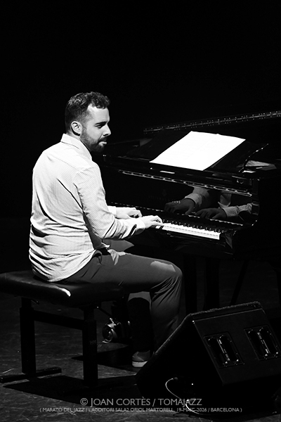 Marató de Jazz: Pol Omedes / Magalí Datzira / Pau Casares (L’Auditori S2•OM, 2026-05-10 / Barcelona) [2] Por Joan Cortès [INSTANTZZ AKA Galería fotográfica AKA Fotoblog de jazz, impro… y algo más] - Tomajazz - Marató de Jazz tuvo lugar en L'Auditori de Barcelona el 10 de mayo de 2026. En el segundo INSTANTZZ, Joan Cortès retrata a Pol Omedes, Magalí Datzira, Pau Casares