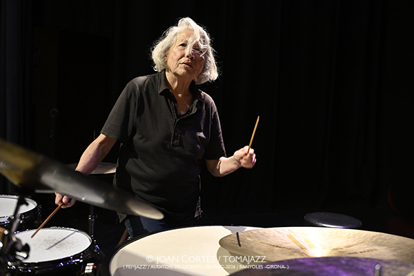 Schulkowsky-Baron-Yoshihide (FEMJazz 2026 / Auditori de l’Ateneu, 2026-05-08 / Banyoles -Girona-) Por Joan Cortès [INSTANTZZ AKA Galería fotográfica AKA Fotoblog de jazz, impro… y algo más] - Tomajazz - El trío Schulkowsky-Baron-Yoshihide actuó en FEMJazz 2026 en el Auditori de l’Ateneu de Banyoles, Girona, el 8 de mayo de 2026. Joan Cortès lo retrata en INSTANTZZ. Schulkowsky-Baron-Yoshihide son Robin Schulkowsky, Joey Baron, Otomo Yoshihide