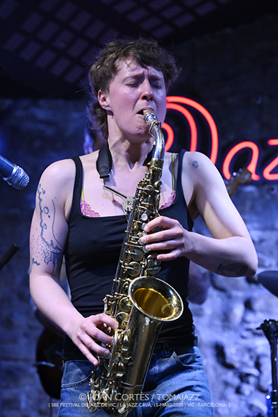 Signe Emmeluth’s Amoeba (28è Festival Jazz Vic / Jazz Cava, 2026-05-15 / Vic -Barcelona-) [2] Por Joan Cortès [INSTANTZZ AKA Galería fotográfica AKA Fotoblog de jazz, impro… y algo más] - Tomajazz - Signe Emmeluth’s Amoeba actuó en el 28è Festival Jazz Vic 2026, el 15 de mayo de 2026. Joan Cortès lo retrata en INSTANTZZ. Actuaron Signe Emmeluth, Karl Bjorå, Christian Balvig, Ole Mofjell 