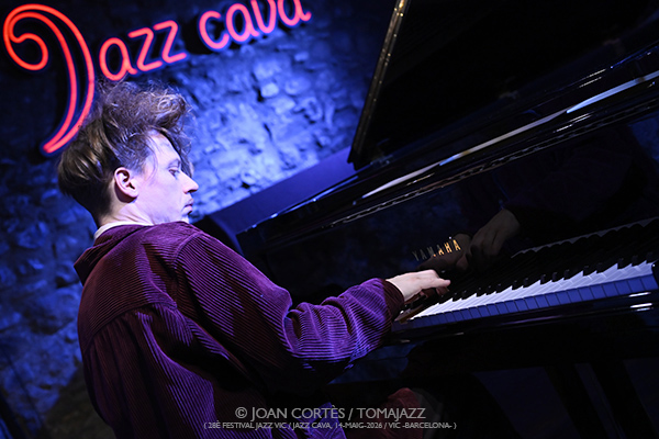Jeppe Zeeberg “Pianíssim” (28è Festival Jazz Vic 2026 / Jazz Cava, 2026-05-14 / Vic -Barcelona-) [1] Por Joan Cortès [INSTANTZZ AKA Galería fotográfica AKA Fotoblog de jazz, impro… y algo más] - Tomajazz - Jeppe Zeeberg “Pianíssim” (28è Festival Jazz Vic 2026 / Jazz Cava, 2026-05-14 / Vic -Barcelona-) [1] Por Joan Cortès [INSTANTZZ