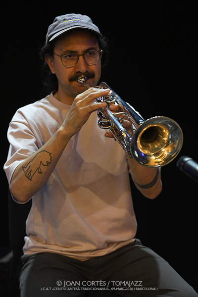 Macromassa 50 aniversari (C.A.T. -Centre Artesà Tradicionarius-, 2026-05-09 / Barcelona) Por Joan Cortès [INSTANTZZ AKA Galería fotográfica AKA Fotoblog de jazz, impro… y algo más] - Tomajazz - Macromassa celebró su 50 aniversario en C.A.T. -Centre Artesà Tradicionarius- de Barcelona, el 9 de mayo de 2026. Joan Cortès lo retrata en INSTANTZZ. Macromassa 50 aniversari fueron Juan Crek, Sergio Cao, bajo, loops y voz Eduard Altaba, contrabajo Pep Pascual, clarinete, clarinete bajo, saxo barítono, serrucho y objetos Pablo Volt, trompeta Carles Esteban, batería Andrés Torres 