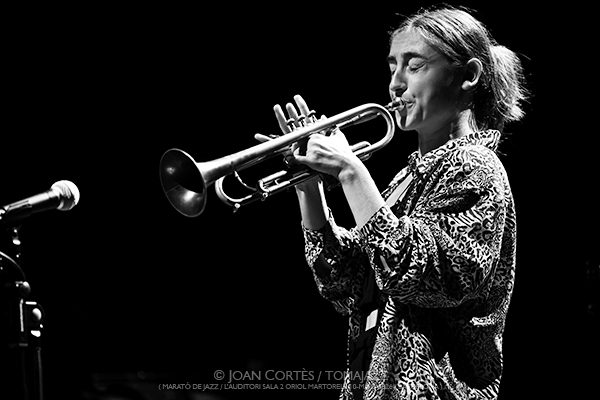 Marató de Jazz: Manel Fortià Libérica / David Viñolas & Sergi Sirvent (L’Auditori S2•OM, 2026-05-10 / Barcelona) [1] Por Joan Cortès [INSTANTZZ AKA Galería fotográfica AKA Fotoblog de jazz, impro… y algo más] - Tomajazz - Marató de Jazz tuvo lugar en L'Auditori de Barcelona el 10 de mayo de 2026. En el primer INSTANTZZ, Joan Cortès retrata a Manel Fortià Libérica / David Viñolas & Sergi Sirvent. Intervinieron Manel Fortià, Alba Careta, Pere Martínez, Max Villavecchia, Oriol Roca, David Viñola, Sergi Sirvent 