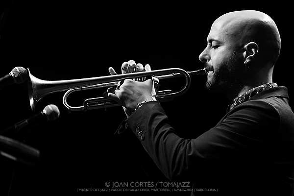 Marató de Jazz: Pol Omedes / Magalí Datzira / Pau Casares (L’Auditori S2•OM, 2026-05-10 / Barcelona) [2] Por Joan Cortès [INSTANTZZ AKA Galería fotográfica AKA Fotoblog de jazz, impro… y algo más] - Tomajazz - Marató de Jazz tuvo lugar en L'Auditori de Barcelona el 10 de mayo de 2026. En el segundo INSTANTZZ, Joan Cortès retrata a Pol Omedes, Magalí Datzira, Pau Casares