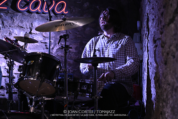 Signe Emmeluth’s Amoeba (28è Festival Jazz Vic / Jazz Cava, 2026-05-15 / Vic -Barcelona-) [2] Por Joan Cortès [INSTANTZZ AKA Galería fotográfica AKA Fotoblog de jazz, impro… y algo más] - Tomajazz - Signe Emmeluth’s Amoeba actuó en el 28è Festival Jazz Vic 2026, el 15 de mayo de 2026. Joan Cortès lo retrata en INSTANTZZ. Actuaron Signe Emmeluth, Karl Bjorå, Christian Balvig, Ole Mofjell 