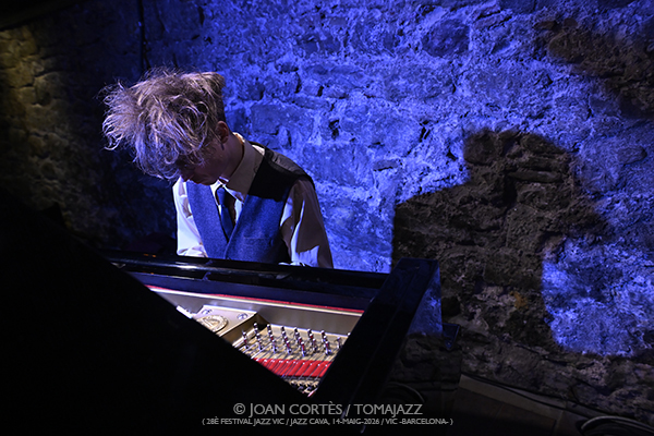Jeppe Zeeberg “Pianíssim” (28è Festival Jazz Vic 2026 / Jazz Cava, 2026-05-14 / Vic -Barcelona-) [1] Por Joan Cortès [INSTANTZZ AKA Galería fotográfica AKA Fotoblog de jazz, impro… y algo más] - Tomajazz - Jeppe Zeeberg “Pianíssim” (28è Festival Jazz Vic 2026 / Jazz Cava, 2026-05-14 / Vic -Barcelona-) [1] Por Joan Cortès [INSTANTZZ