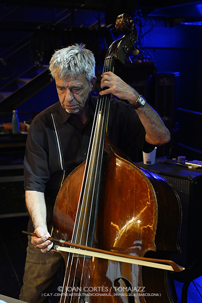 Macromassa 50 aniversari (C.A.T. -Centre Artesà Tradicionarius-, 2026-05-09 / Barcelona) Por Joan Cortès [INSTANTZZ AKA Galería fotográfica AKA Fotoblog de jazz, impro… y algo más] - Tomajazz - Macromassa celebró su 50 aniversario en C.A.T. -Centre Artesà Tradicionarius- de Barcelona, el 9 de mayo de 2026. Joan Cortès lo retrata en INSTANTZZ. Macromassa 50 aniversari fueron Juan Crek, Sergio Cao, bajo, loops y voz Eduard Altaba, contrabajo Pep Pascual, clarinete, clarinete bajo, saxo barítono, serrucho y objetos Pablo Volt, trompeta Carles Esteban, batería Andrés Torres 