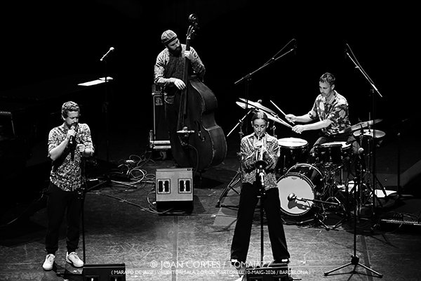 Marató de Jazz: Manel Fortià Libérica / David Viñolas & Sergi Sirvent (L’Auditori S2•OM, 2026-05-10 / Barcelona) [1] Por Joan Cortès [INSTANTZZ AKA Galería fotográfica AKA Fotoblog de jazz, impro… y algo más] - Tomajazz - Marató de Jazz tuvo lugar en L'Auditori de Barcelona el 10 de mayo de 2026. En el primer INSTANTZZ, Joan Cortès retrata a Manel Fortià Libérica / David Viñolas & Sergi Sirvent. Intervinieron Manel Fortià, Alba Careta, Pere Martínez, Max Villavecchia, Oriol Roca, David Viñola, Sergi Sirvent 