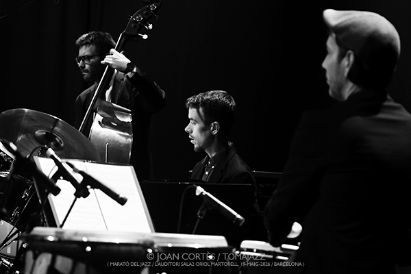 Marató de Jazz: Pol Omedes / Magalí Datzira / Pau Casares (L’Auditori S2•OM, 2026-05-10 / Barcelona) [2] Por Joan Cortès [INSTANTZZ AKA Galería fotográfica AKA Fotoblog de jazz, impro… y algo más] - Tomajazz - Marató de Jazz tuvo lugar en L'Auditori de Barcelona el 10 de mayo de 2026. En el segundo INSTANTZZ, Joan Cortès retrata a Pol Omedes, Magalí Datzira, Pau Casares